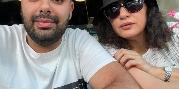 صورة جديدة لوفاء صادق مع ابنها طارق
