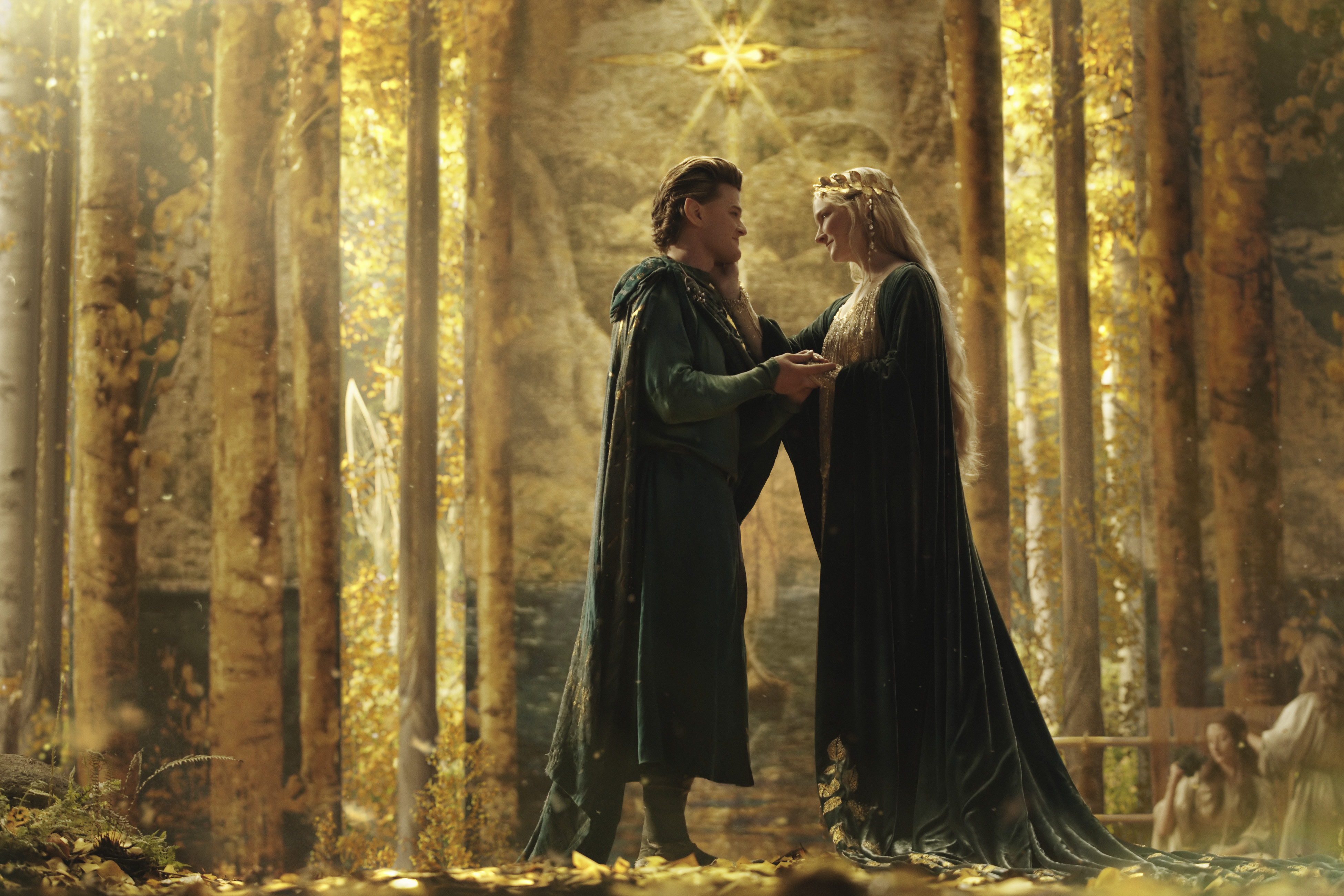 (من اليسار إلى اليمين) روبرت أرامايو (مثل Elrond) و Morfydd Clark (مثل Galadriel) يتشاركون لحظة في The Lord of the Rings: The Rings of Power