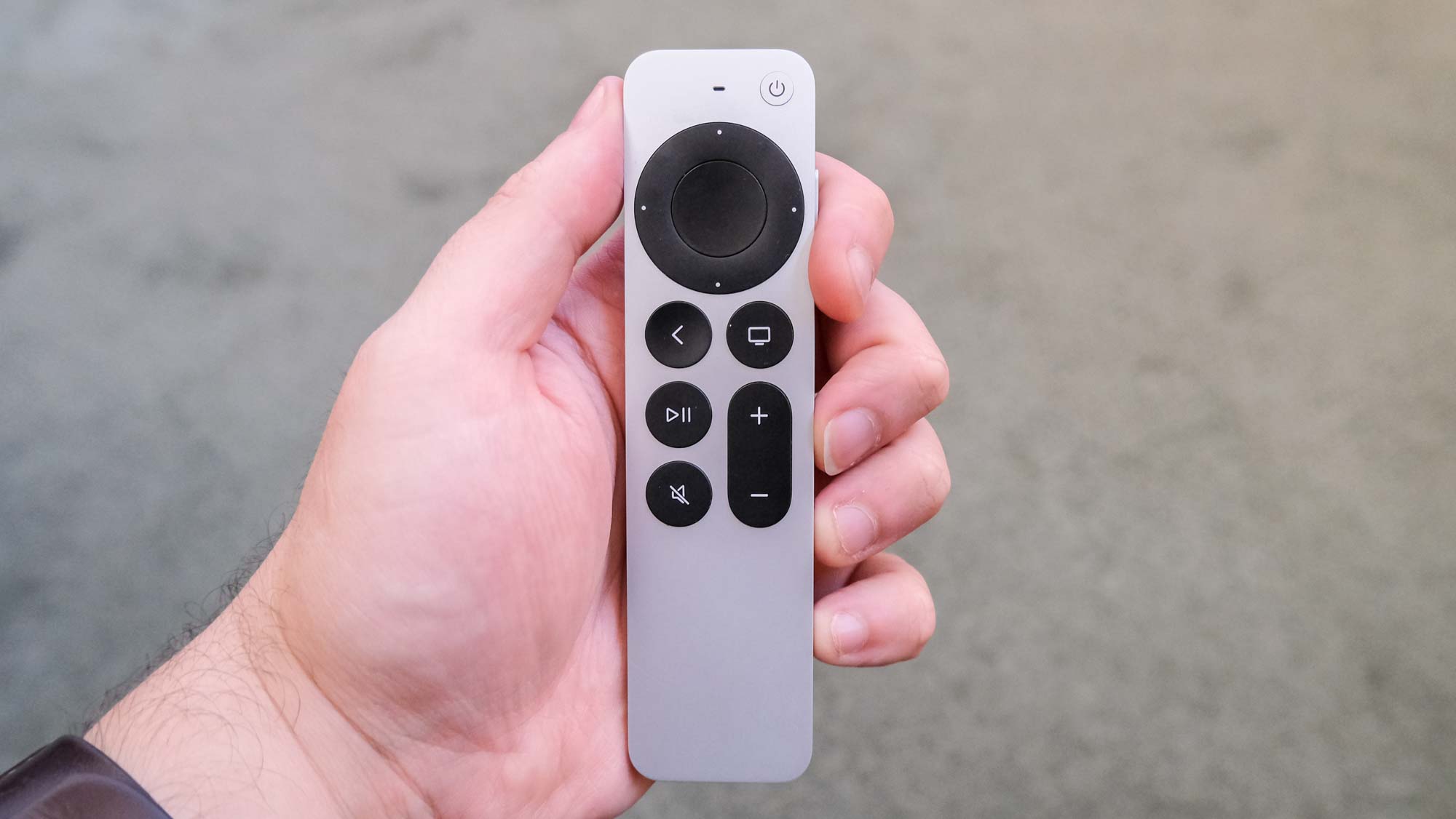 جهاز التحكم عن بعد Apple TV 4K (2022) في متناول اليد.