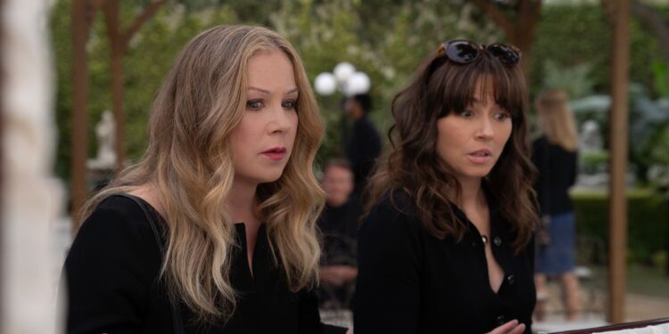 (L to R) Christina Applegate as Jen Harding and Linda Cardellini as Judy Hale in Dead to Me