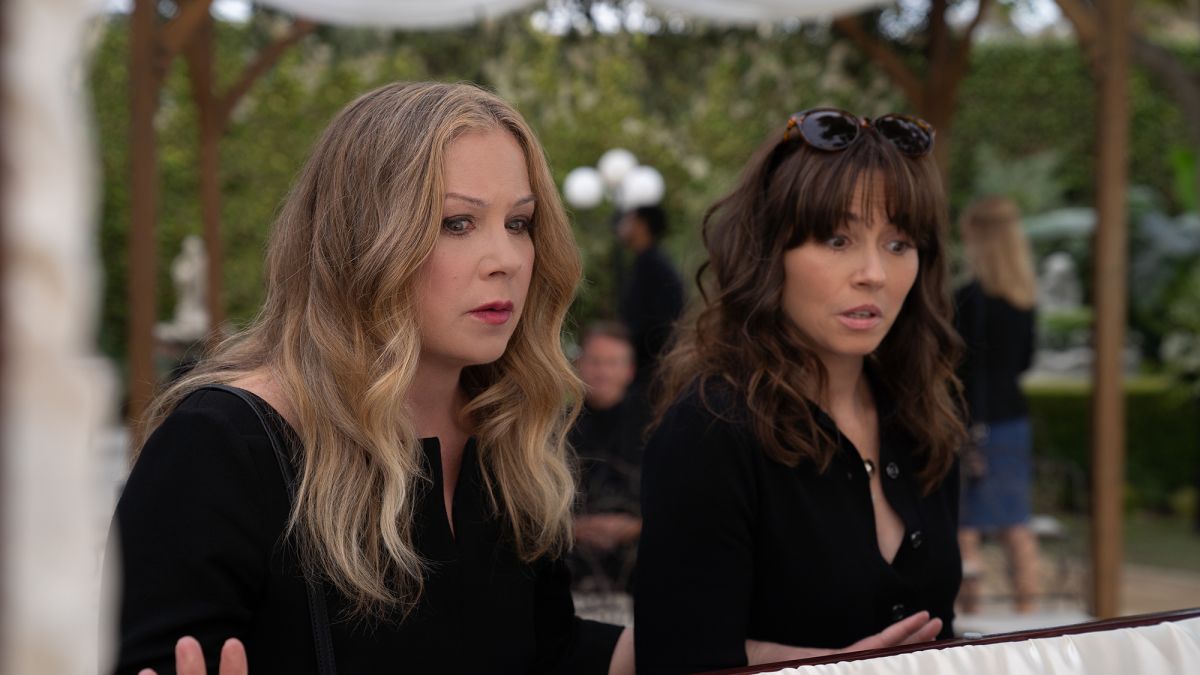 (L to R) Christina Applegate as Jen Harding and Linda Cardellini as Judy Hale in Dead to Me
