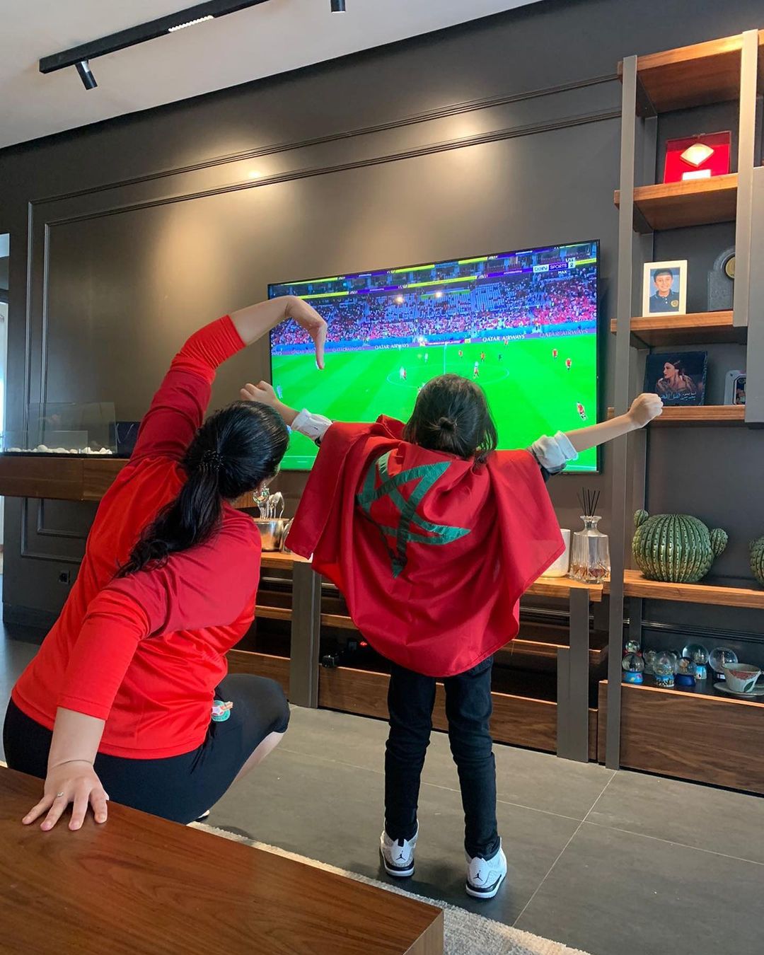 حماس أسماء لمنور مع ابنها بسبب مباريات كأس العالم 2022