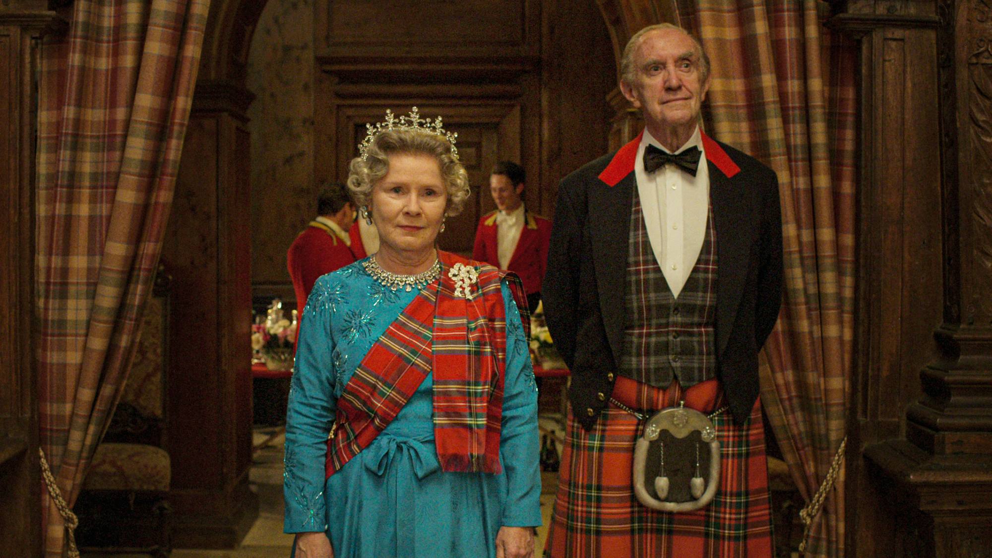 إيميلدا ستونتون في دور الملكة إليزابيث الثانية وجوناثان برايس في دور الأمير فيليب وهو يرتدي التنانير والشعارات الاسكتلندية في موسم التاج الخامس