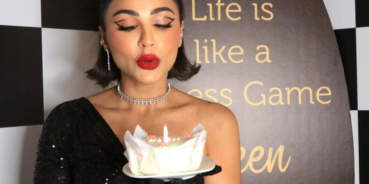 مهيرة عبدالعزيز تحتفل بعيد ميلادها