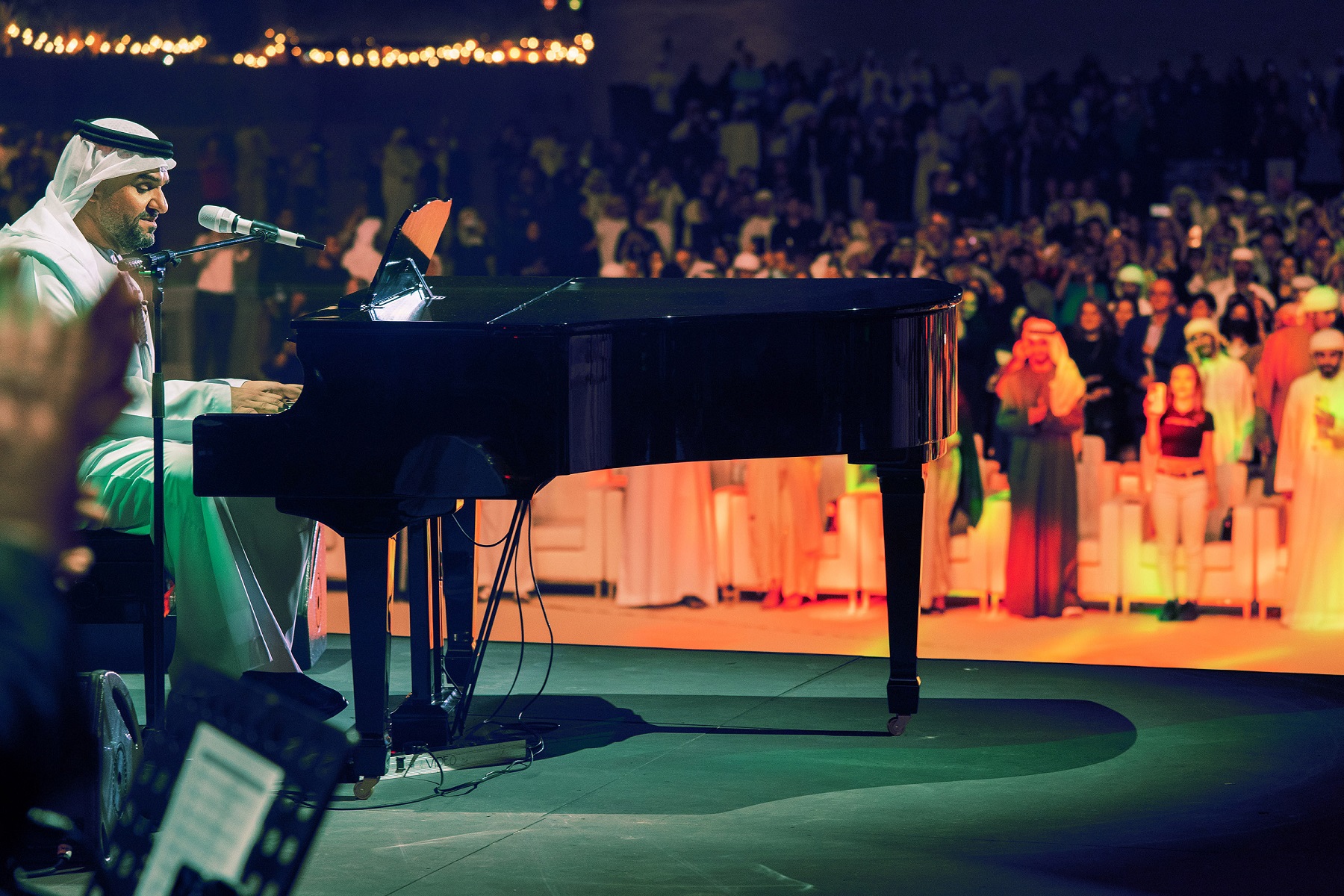حسين الجسمي يعزف على البيانو في حفله بأبو ظبي