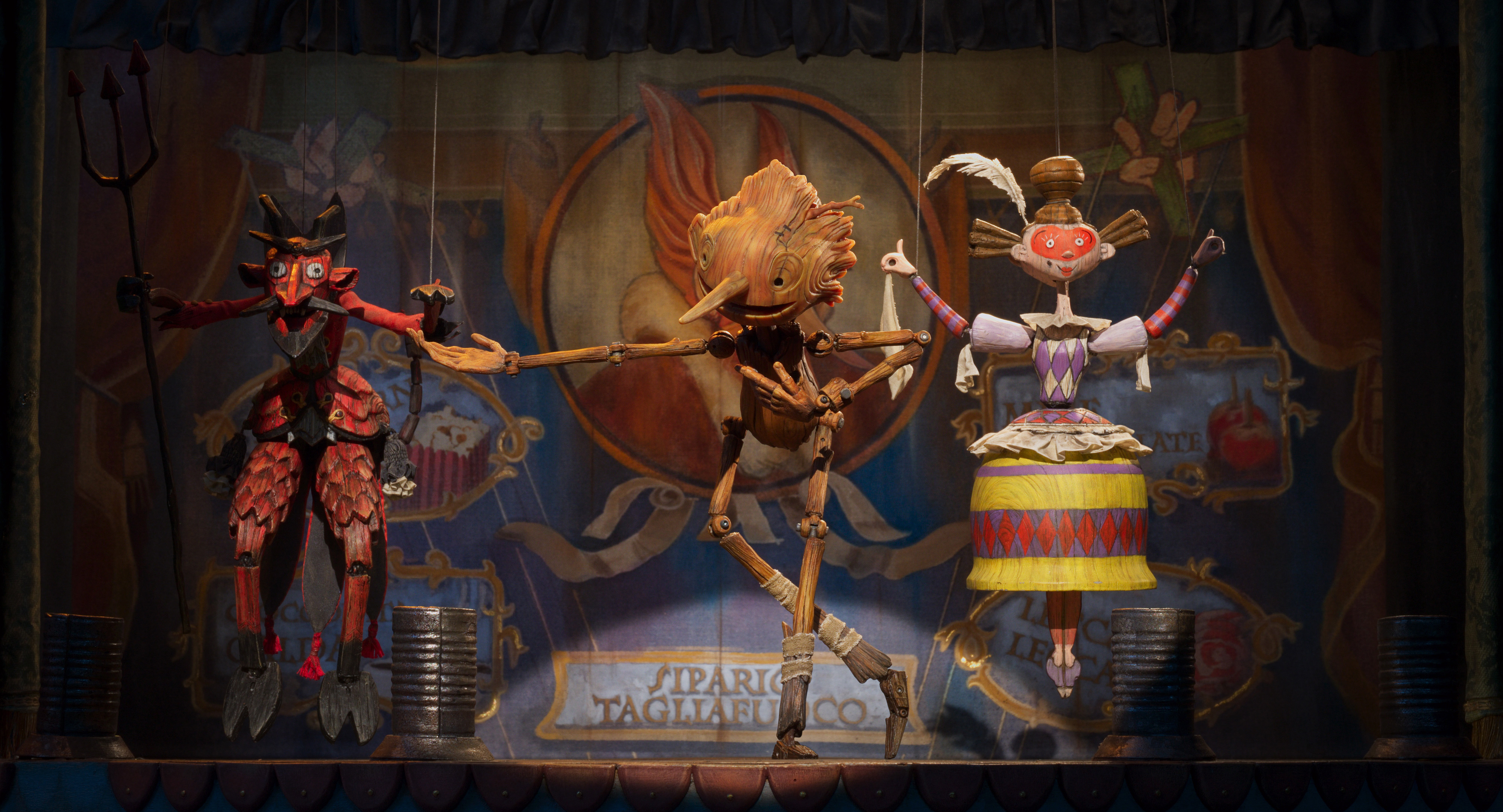 بينوكيو (الذي عبر عنه غريغوري مان) على خشبة المسرح يؤدي مع الدمى في بينوكيو من Guillermo del Toro.