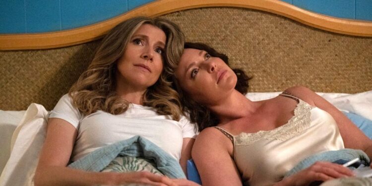 Sarah Chalke as Kate and Katherine Heigl as Tully lay in bed on Firefly Lane season 2