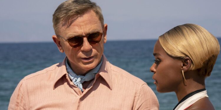 (L to R) Daniel Craig as Detective Benoit Blanc and Janelle Monáe as Andi in Glass Onion: A Knives Out Mystery