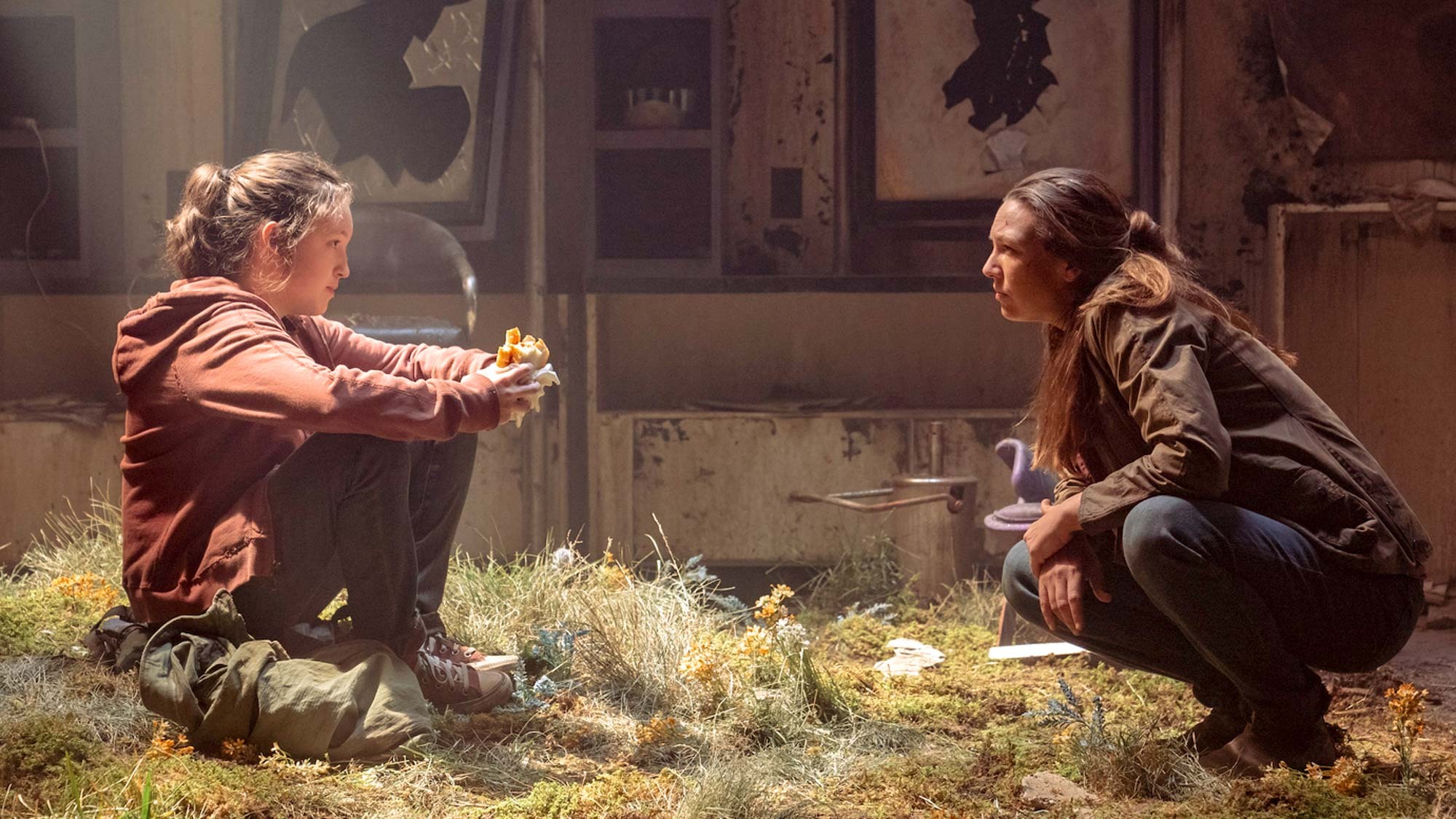 (من اليسار إلى اليمين) بيلا رامزي في دور إيلي وآنا تورف في دور تيس في فيلم The Last of Us على قناة HBO.