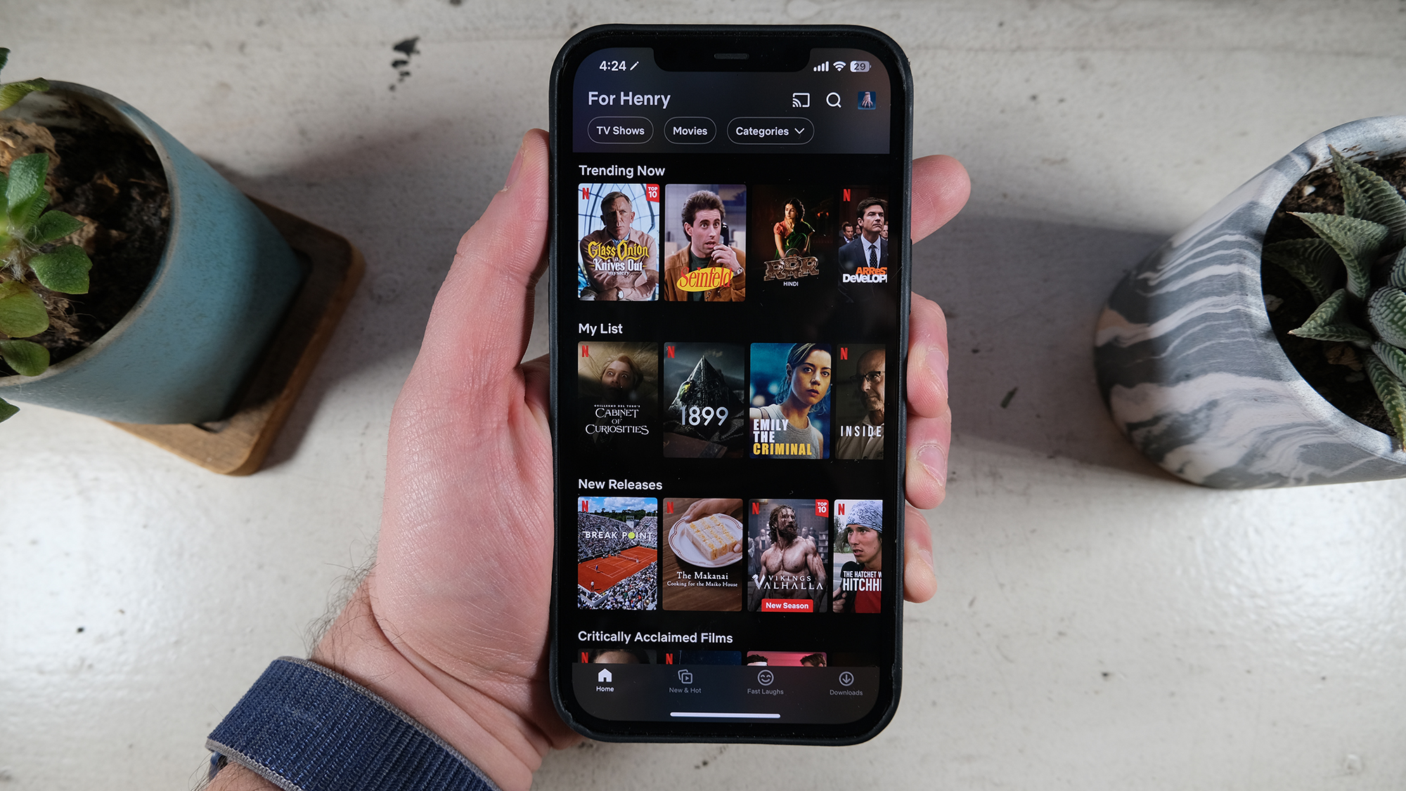 شبكة تطبيقات شاشة Netflix الرئيسية على iPhone